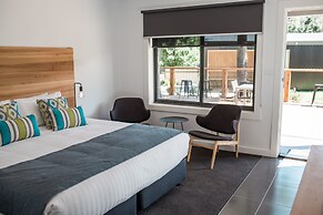 Bright Colonial Motel