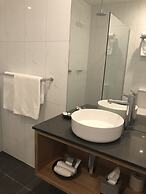 Bright Colonial Motel