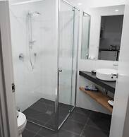 Bright Colonial Motel