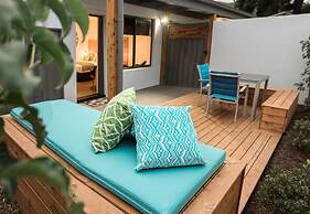 Bright Colonial Motel