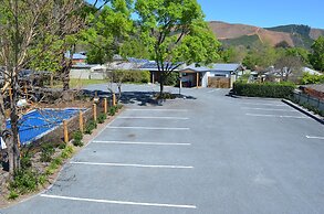 Bright Colonial Motel