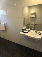 Bright Colonial Motel