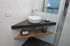 Bright Colonial Motel