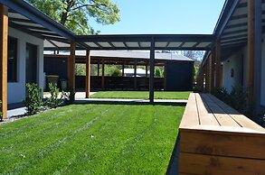 Bright Colonial Motel