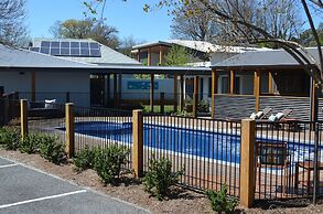 Bright Colonial Motel