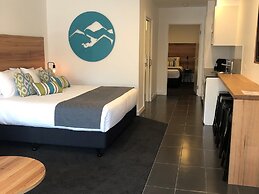 Bright Colonial Motel