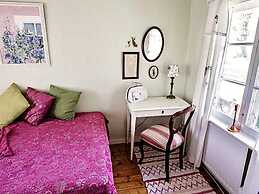 Tranquil Lake View Cottage-by Traum