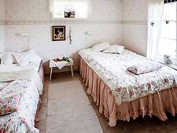 Tranquil Lake View Cottage-by Traum