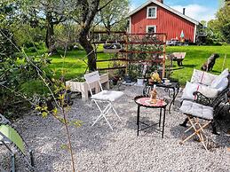 Tranquil Lake View Cottage-by Traum