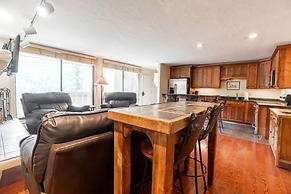 Scorpio Condos with Magnificent Vail Mountain Views by RedAwning