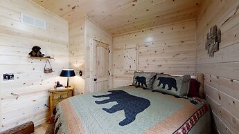 Cozy Bear Den 2 Bedroom Cabin by RedAwning