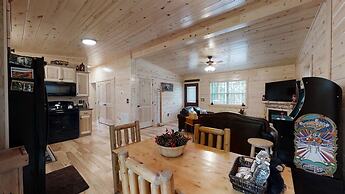 Cozy Bear Den 2 Bedroom Cabin by RedAwning