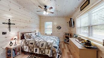 Cozy Bear Den 2 Bedroom Cabin by RedAwning