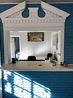 Colonial Manor Motel