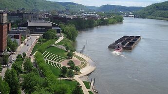 Holiday Inn Express & Suites Moundsville by IHG