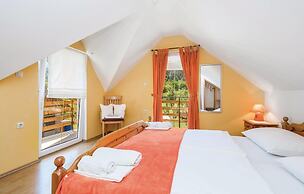 Nice Home in Licko Lesce With 2 Bedrooms and Wifi