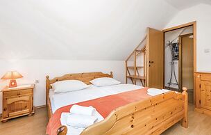 Nice Home in Licko Lesce With 2 Bedrooms and Wifi