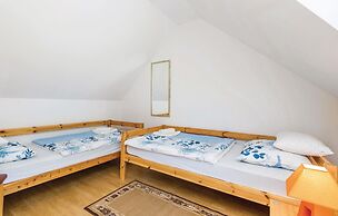 Nice Home in Licko Lesce With 2 Bedrooms and Wifi