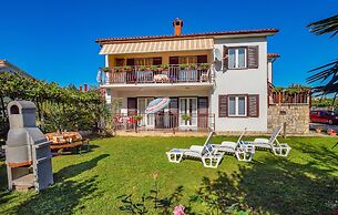 Beautiful Home in Kapelica With Wifi and 2 Bedrooms
