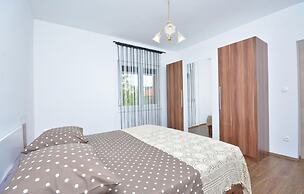 Stunning Home in Srinjine With Wifi and 4 Bedrooms