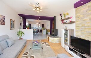 Stunning Home in Srinjine With Wifi and 4 Bedrooms