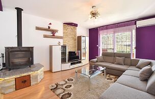 Stunning Home in Srinjine With Wifi and 4 Bedrooms