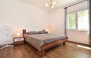 Stunning Home in Srinjine With Wifi and 4 Bedrooms