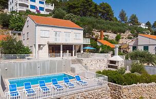 Awesome Home in Dingac With Wifi and 4 Bedrooms