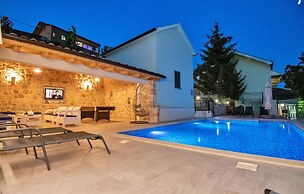 Awesome Home in Poljica Imotska With Wifi and 5 Bedrooms