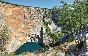 Awesome Home in Poljica Imotska With Wifi and 5 Bedrooms