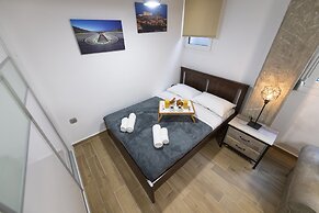 Stylish Koukaki Apartment by Cloudkeys