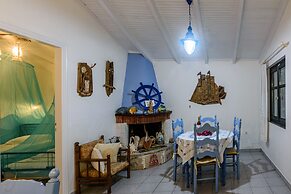 The Blue House Seaside Retreat - Fully Equipped