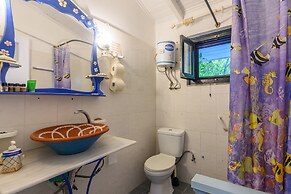 The Blue House Seaside Retreat - Fully Equipped