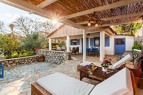 The Blue House Seaside Retreat - Fully Equipped