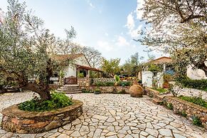 The Blue House Seaside Retreat - Fully Equipped