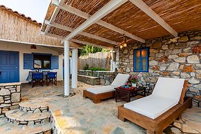 The Blue House Seaside Retreat - Fully Equipped