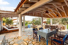 The Blue House Seaside Retreat - Fully Equipped