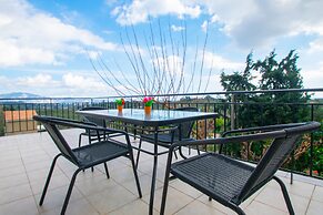 Family Private Homes with Sea View