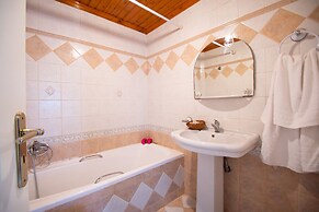 Family Private Homes with Sea View