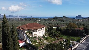 Family Private Homes with Sea View