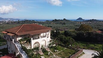 Family Private Homes with Sea View