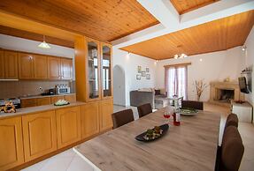 Family Private Homes with Sea View