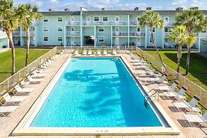 Ground Floor Pool Front Condo Sleeps 8 with easy beach access by RedAw