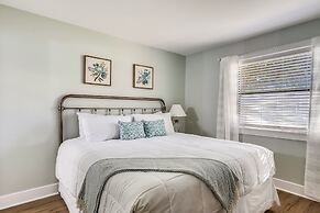 Ground Floor Pool Front Condo Sleeps 8 with easy beach access by RedAw