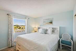 Venus 308 overlooking pool Easy Beach Access by RedAwning