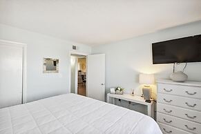 Venus 308 overlooking pool Easy Beach Access by RedAwning