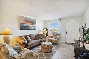 Venus 308 overlooking pool Easy Beach Access by RedAwning