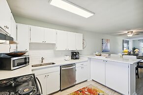 Venus 308 overlooking pool Easy Beach Access by RedAwning