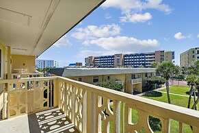 Venus 308 overlooking pool Easy Beach Access by RedAwning