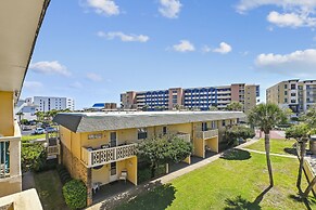 Venus 308 overlooking pool Easy Beach Access by RedAwning